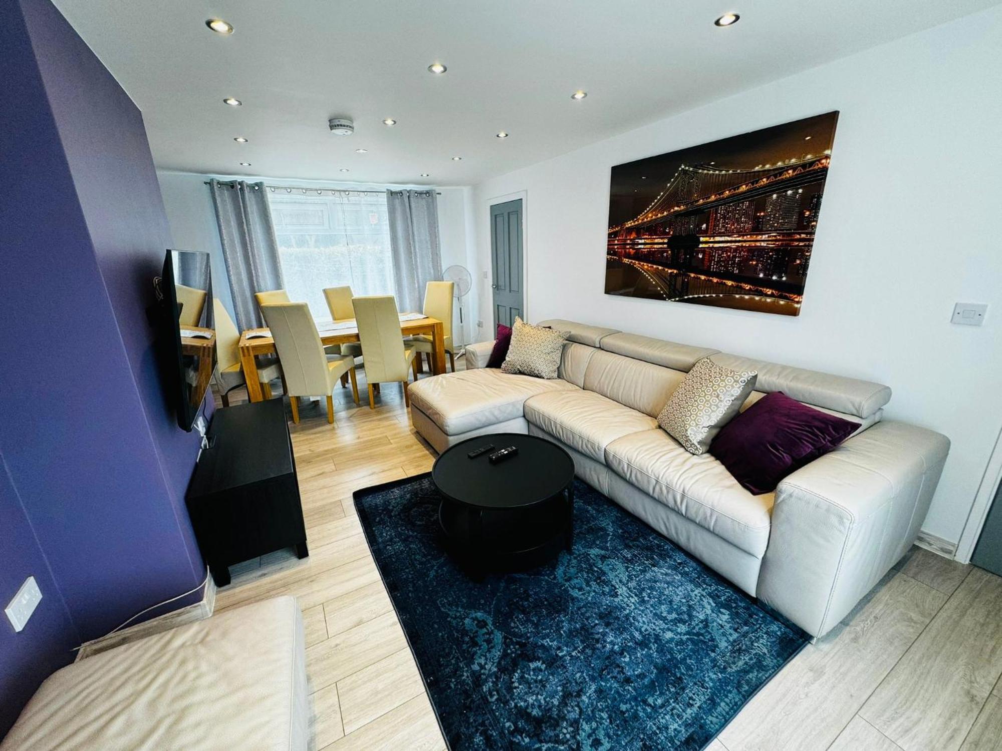 Strelley House 2- Spacious With Free Off-street Parking, Wifi 500mb & Netflix, Close To M1 Jct26 Family & Contractor Friendly Nottingham