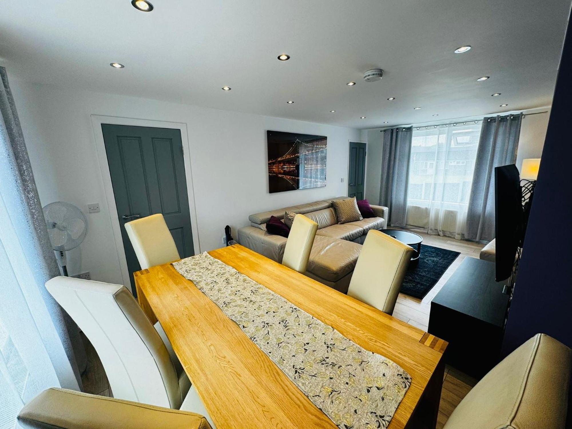 Strelley House 2- Spacious With Free Off-street Parking, Wifi 500mb & Netflix, Close To M1 Jct26 Family & Contractor Friendly