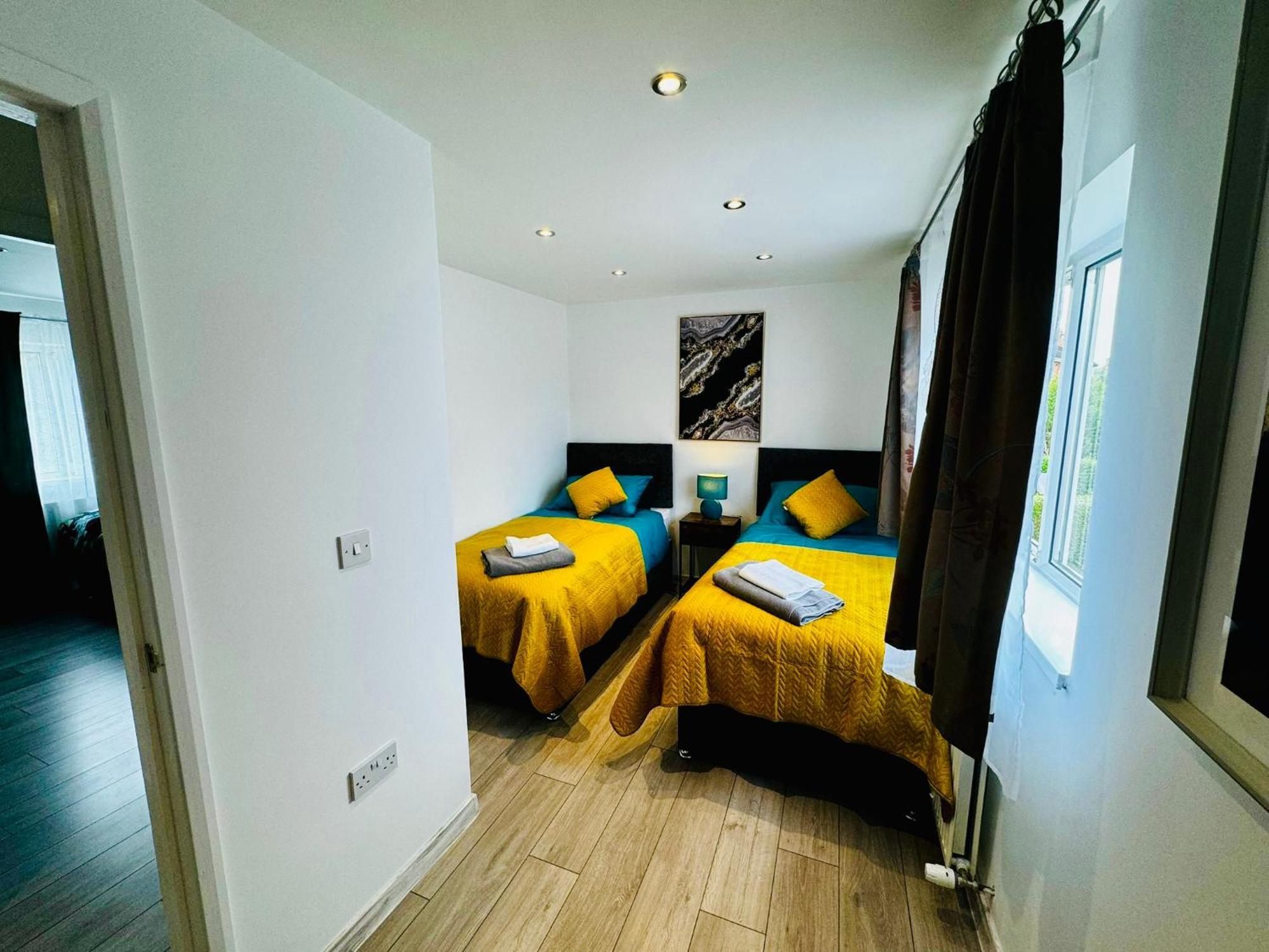 Holiday home Strelley House 2- Spacious With Free Off-street Parking, Wifi 500mb & Netflix, Close To M1 Jct26 Family & Contractor Friendly *