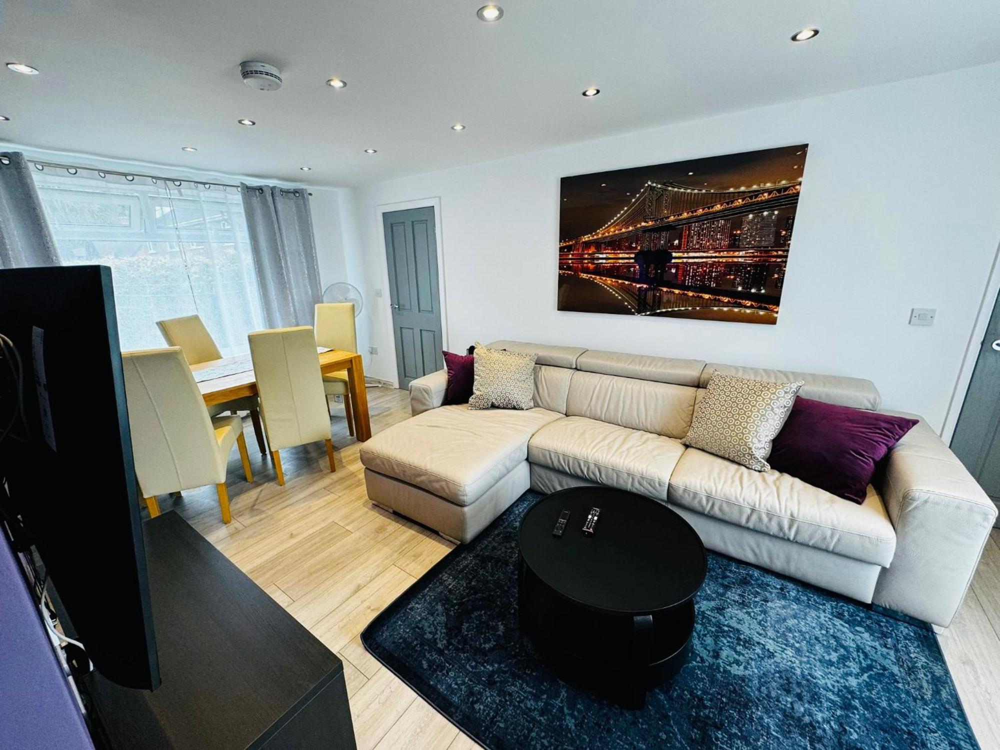 Strelley House 2- Spacious With Free Off-street Parking, Wifi 500mb & Netflix, Close To M1 Jct26 Family & Contractor Friendly