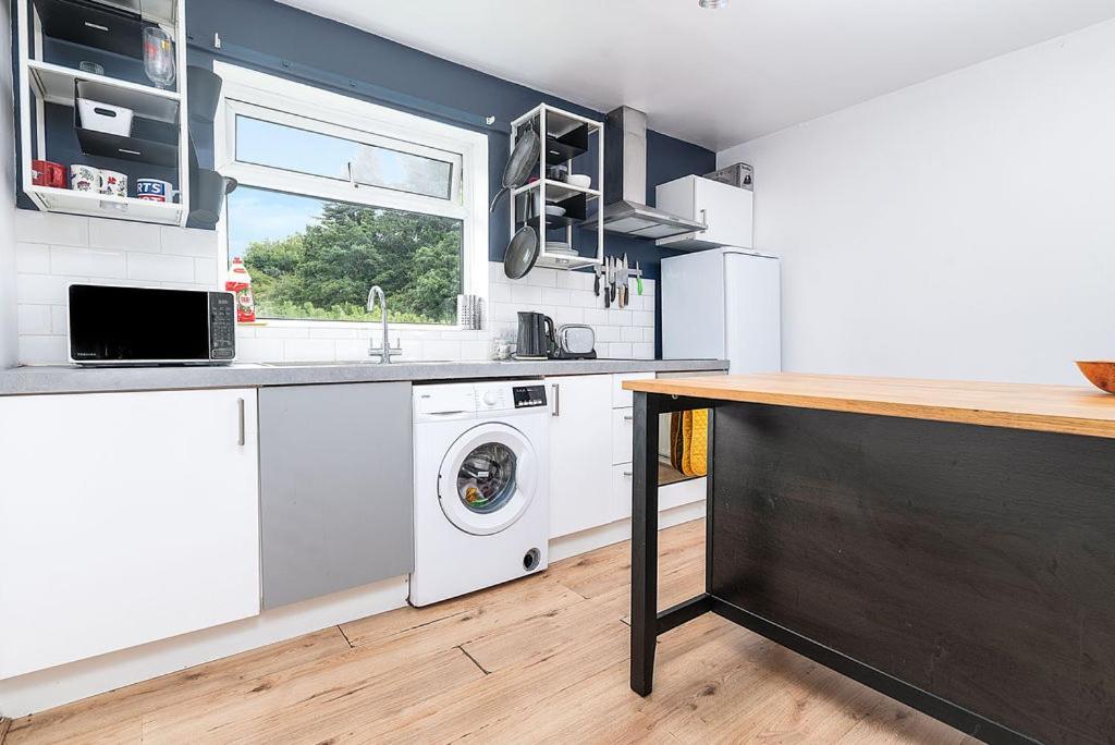 Cozy 3-bedroom Flat Opposite Forest Recreation Ground Apartment