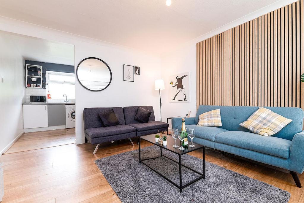 Cozy 3-bedroom Flat Opposite Forest Recreation Ground Apartment *