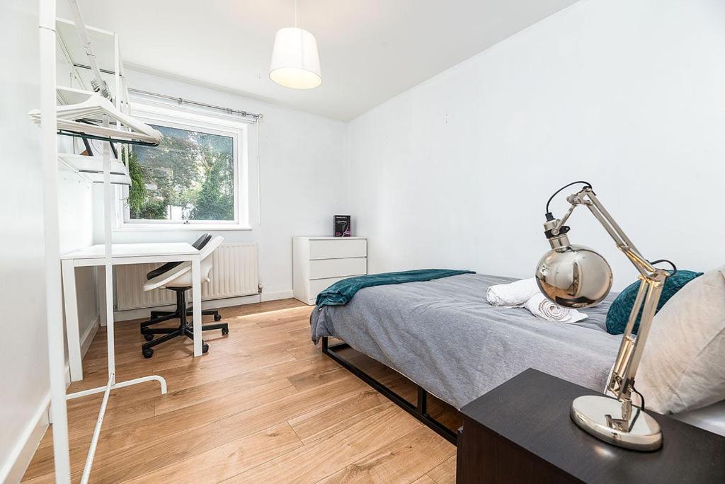 Cozy 3-bedroom Flat Opposite Forest Recreation Ground Apartment *