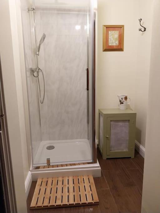 Tiny - With Private Shower In Separate Outbuilding *