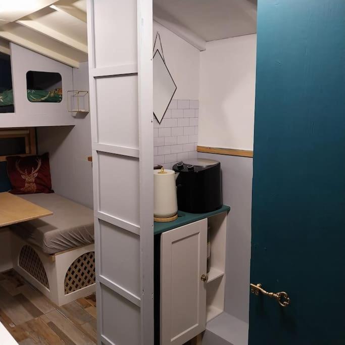 Tiny - With Private Shower In Separate Outbuilding *