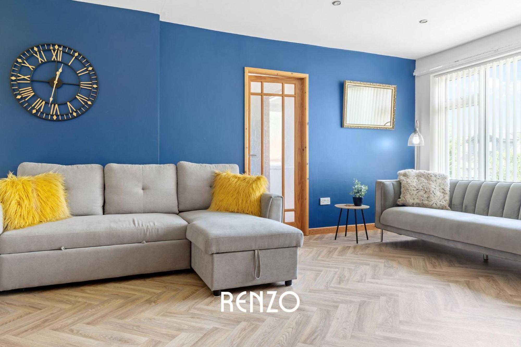 Vibrant 2-bed In By Renzo, Free Driveway Parking, Sleeps 6! Holiday home *