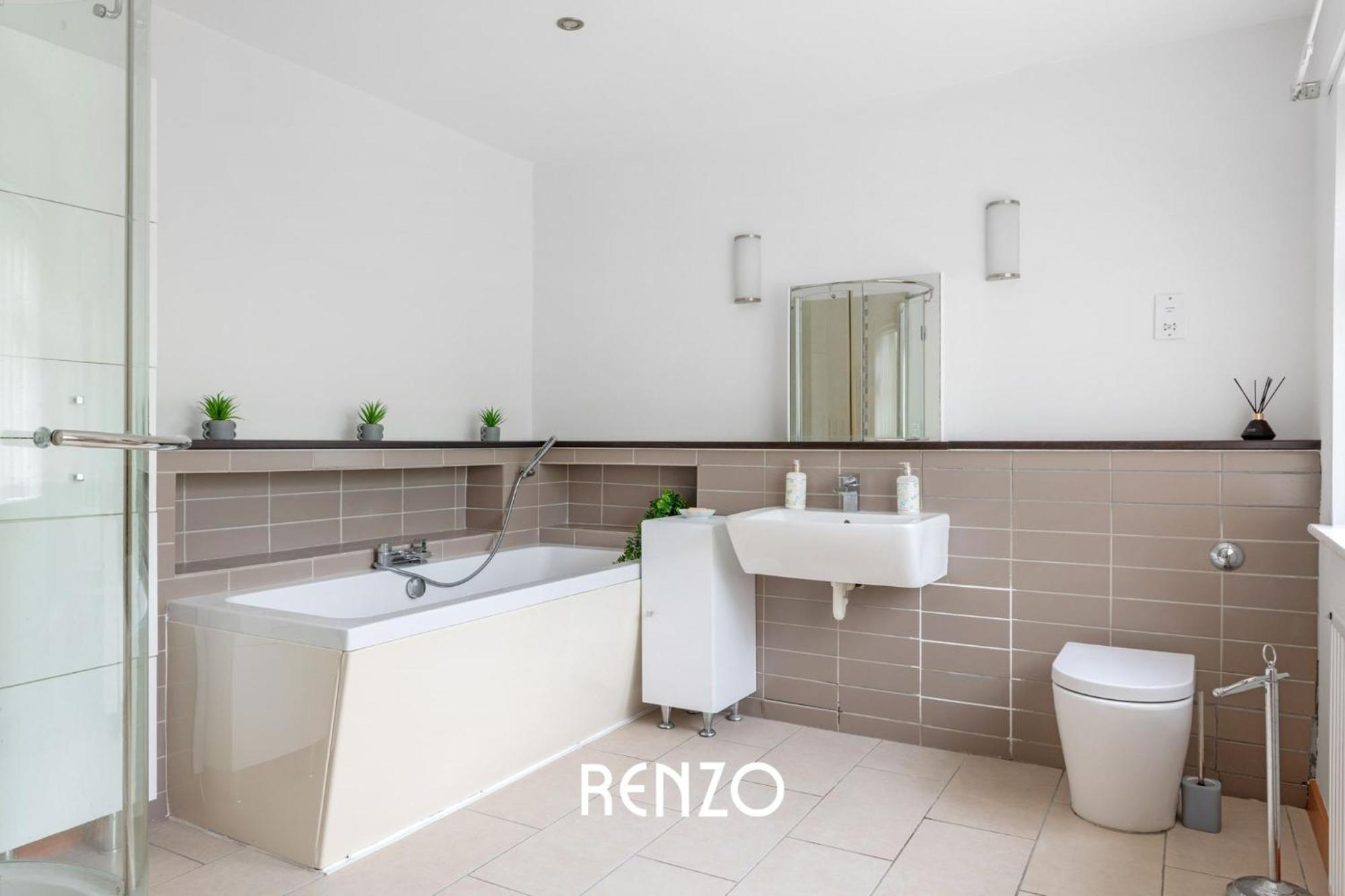 Holiday home Vibrant 2-bed In By Renzo, Free Driveway Parking, Sleeps 6!