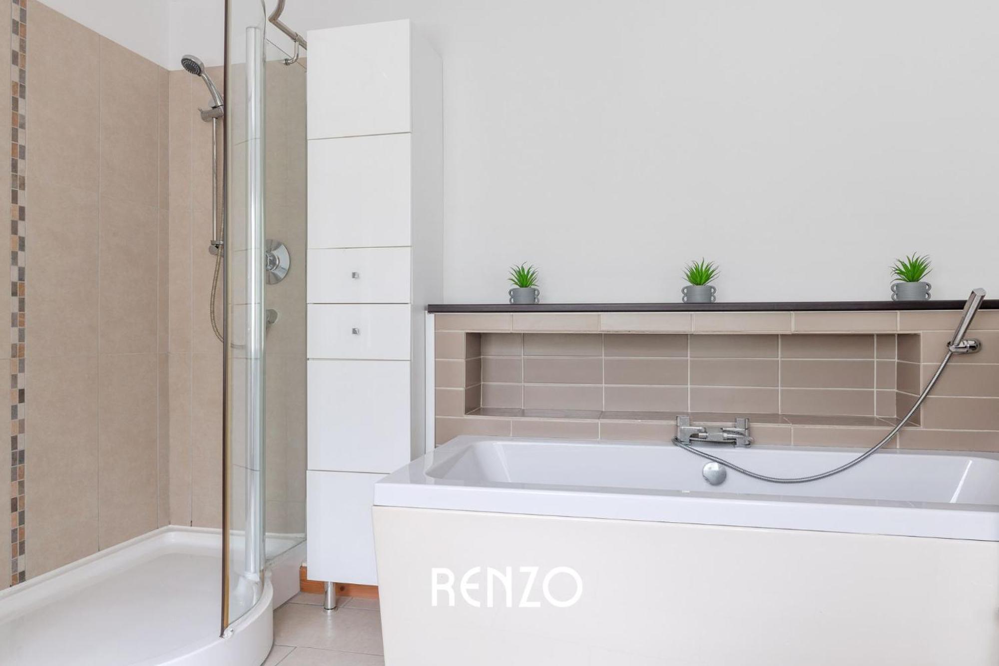 Vibrant 2-bed In By Renzo, Free Driveway Parking, Sleeps 6! Holiday home Nottingham