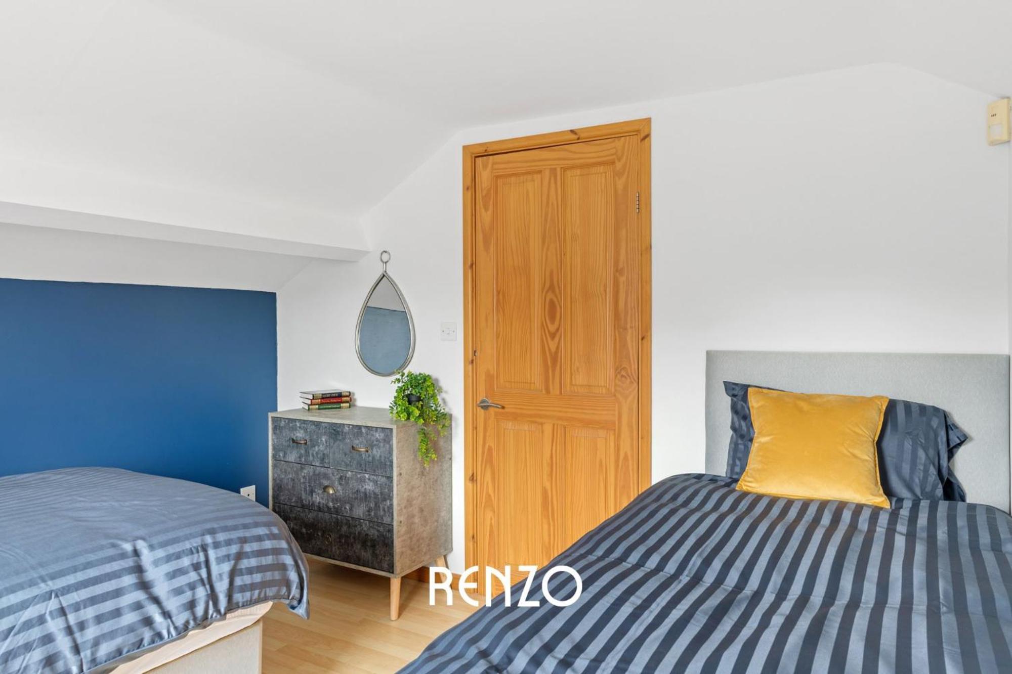 Vibrant 2-bed In By Renzo, Free Driveway Parking, Sleeps 6! *