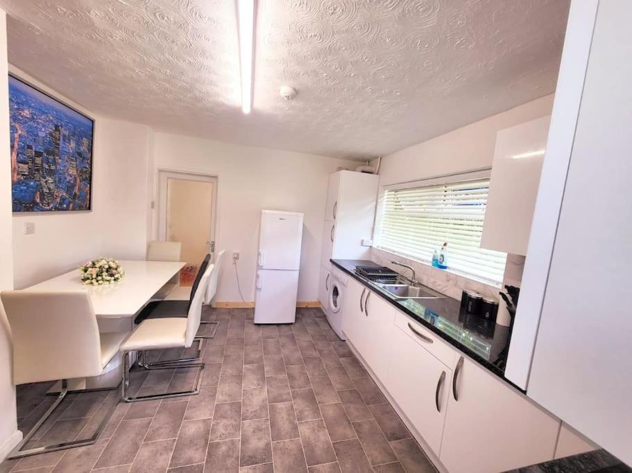 5 Bedroom House And Free Parking Nottingham
