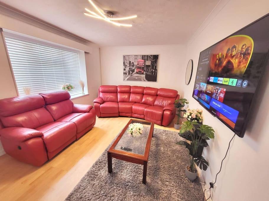 5 Bedroom House And Free Parking Apartment *