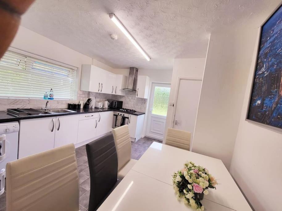Apartment 5 Bedroom House And Free Parking *