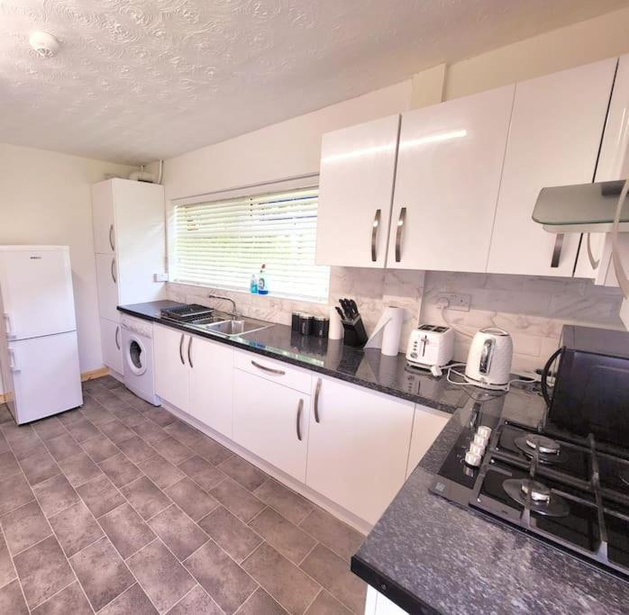 5 Bedroom House And Free Parking *