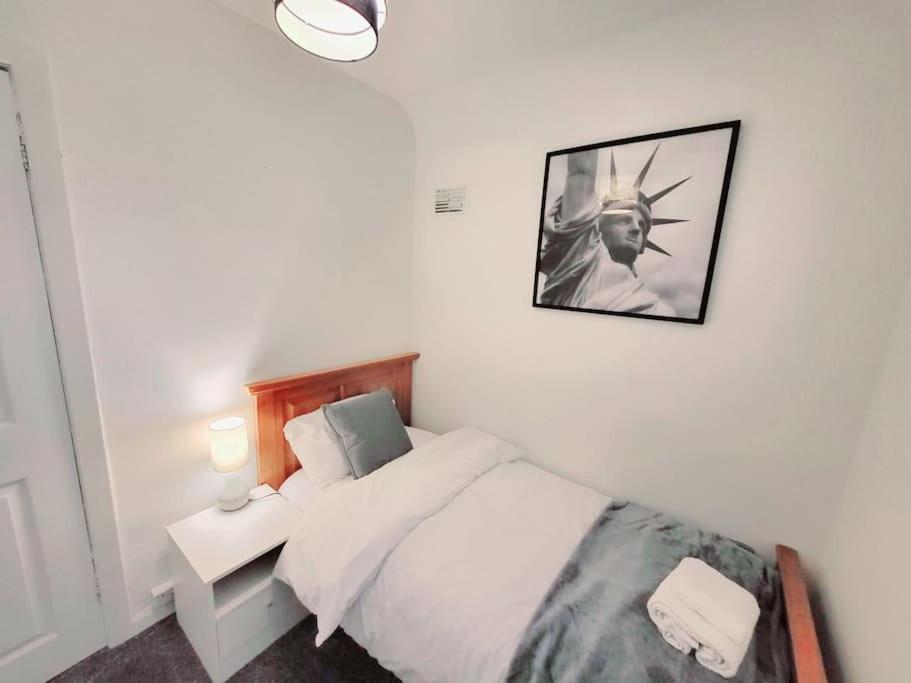 Elegant Entire 3 Bed House With Free Parking Holiday home