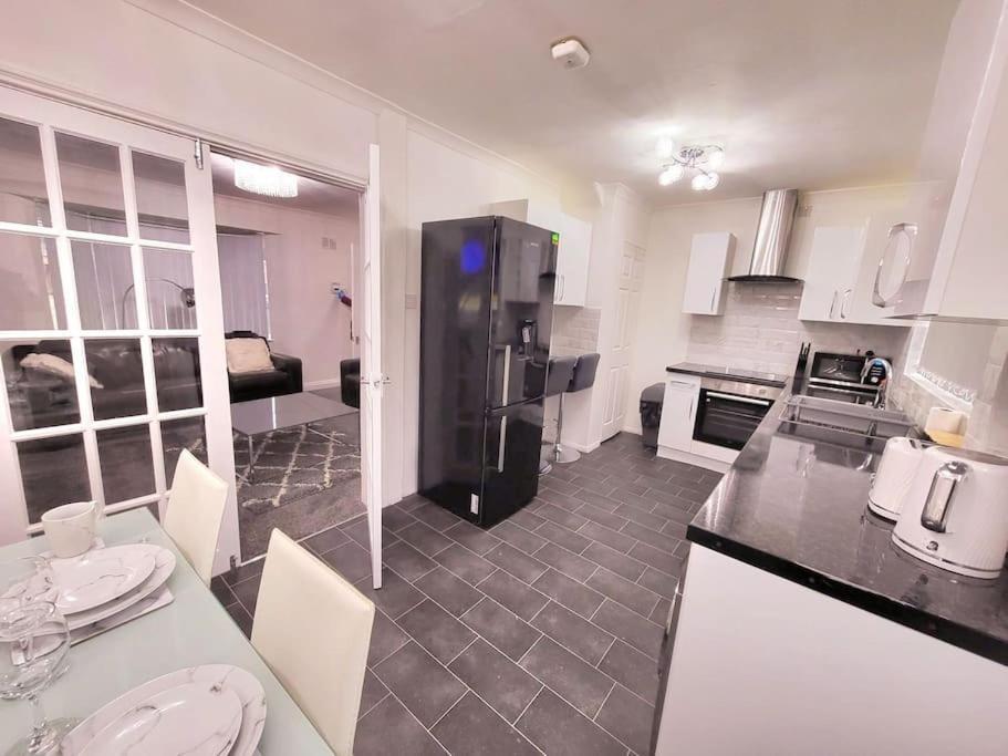 Elegant Entire 3 Bed House With Free Parking