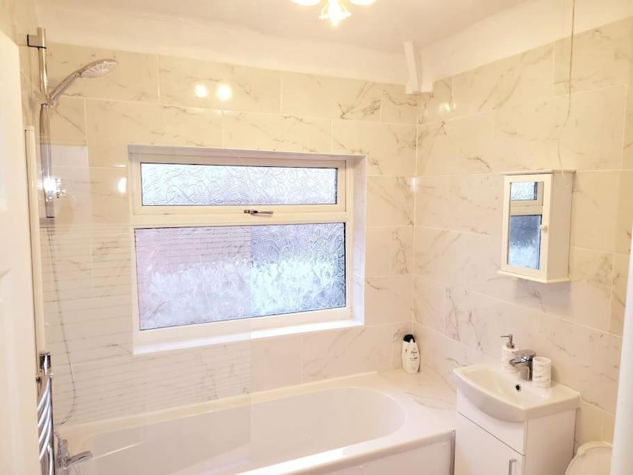 Elegant Entire 3 Bed House With Free Parking Holiday home *