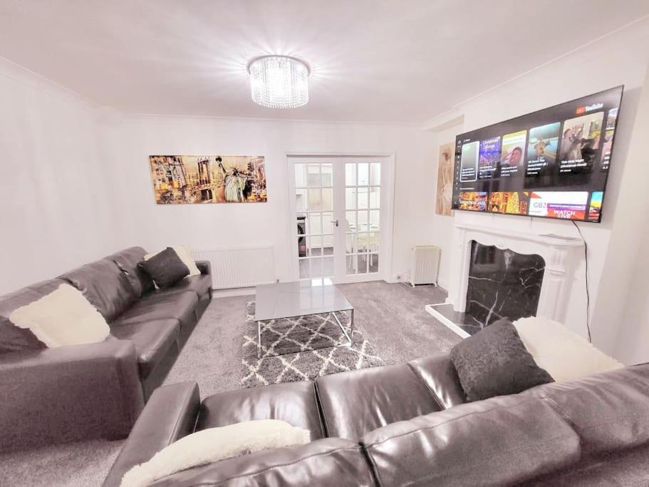 Elegant Entire 3 Bed House With Free Parking Holiday home *