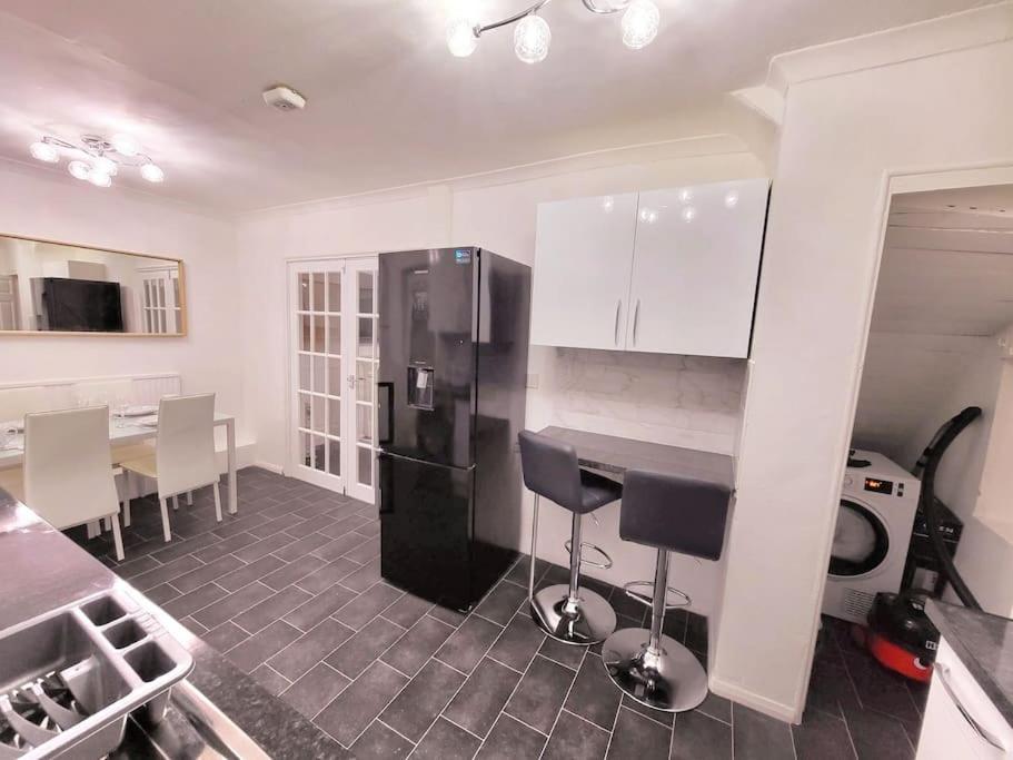 Holiday home Elegant Entire 3 Bed House With Free Parking *