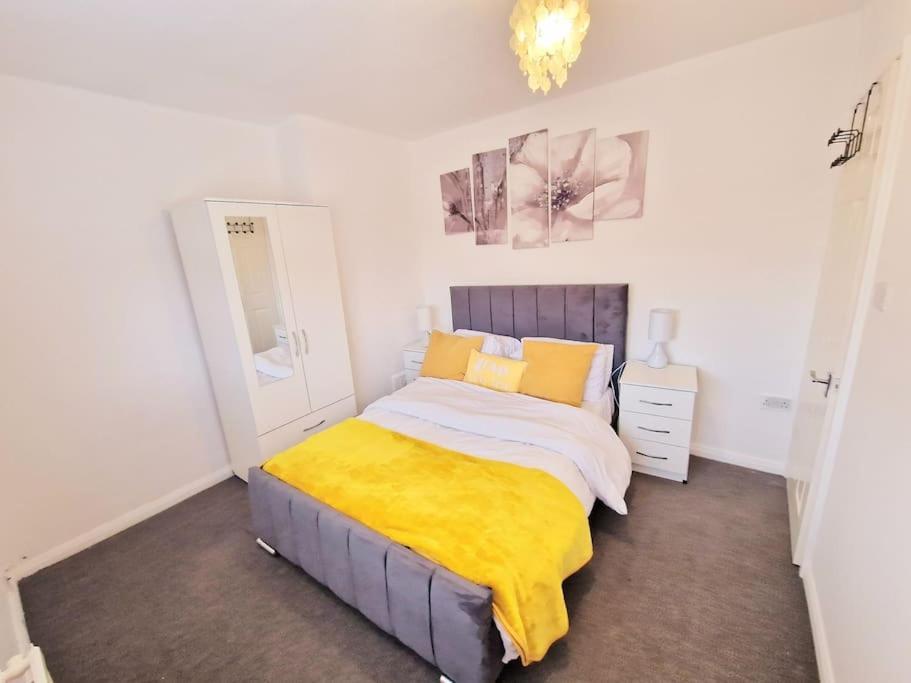 Elegant Entire 3 Bed House With Free Parking *