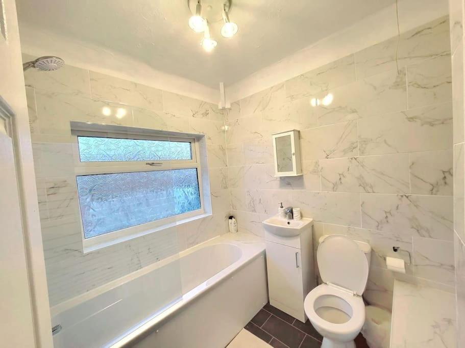 Holiday home Elegant Entire 3 Bed House With Free Parking *