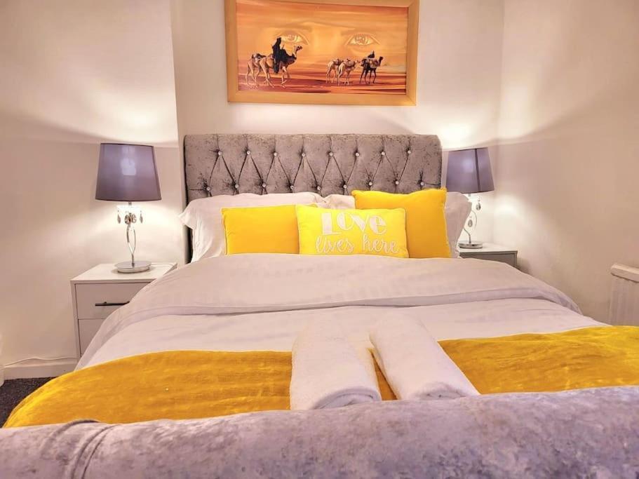 Elegant Entire 3 Bed House With Free Parking *