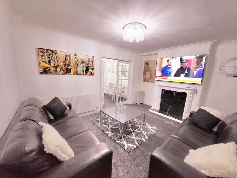 Elegant Entire 3 Bed House With Free Parking
