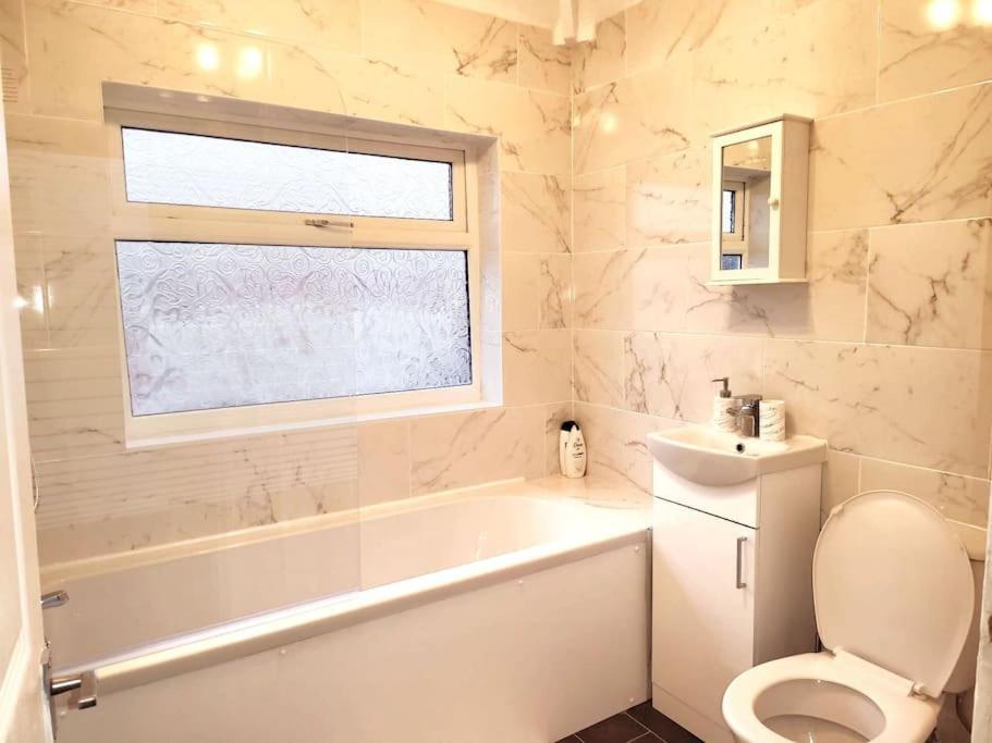 Elegant Entire 3 Bed House With Free Parking Holiday home