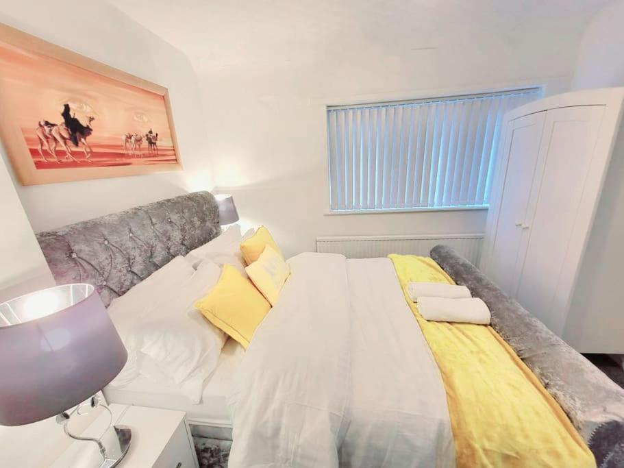 Elegant Entire 3 Bed House With Free Parking Holiday home *