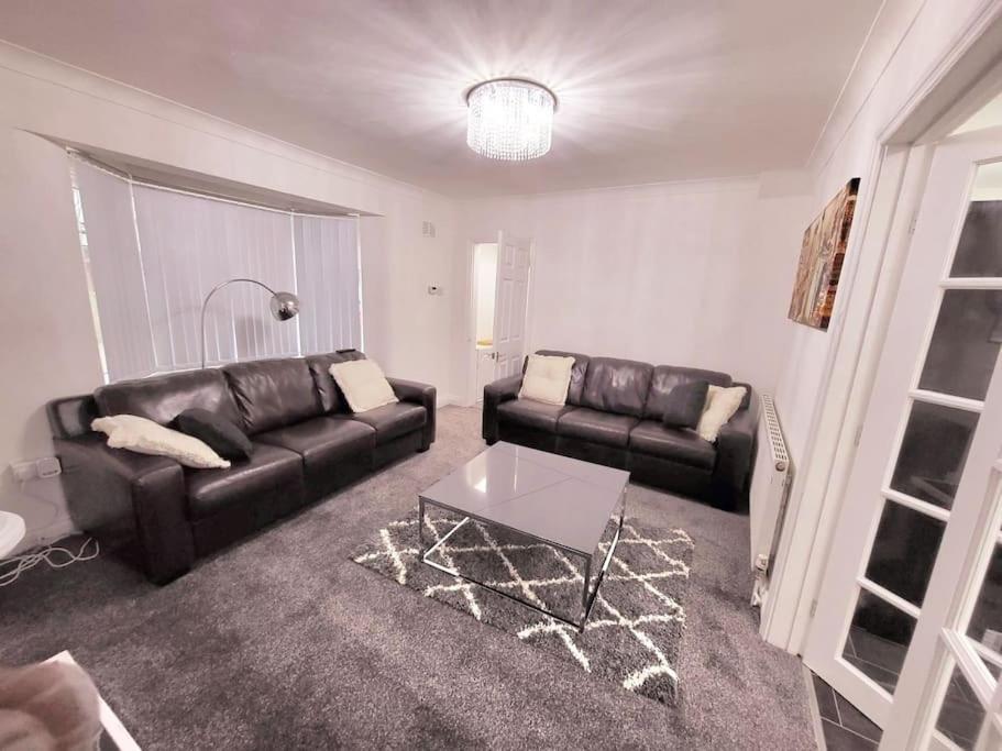 Holiday home Elegant Entire 3 Bed House With Free Parking