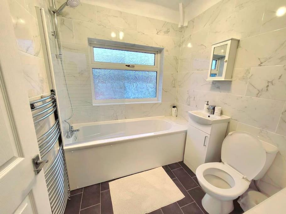 Elegant Entire 3 Bed House With Free Parking Holiday home Nottingham