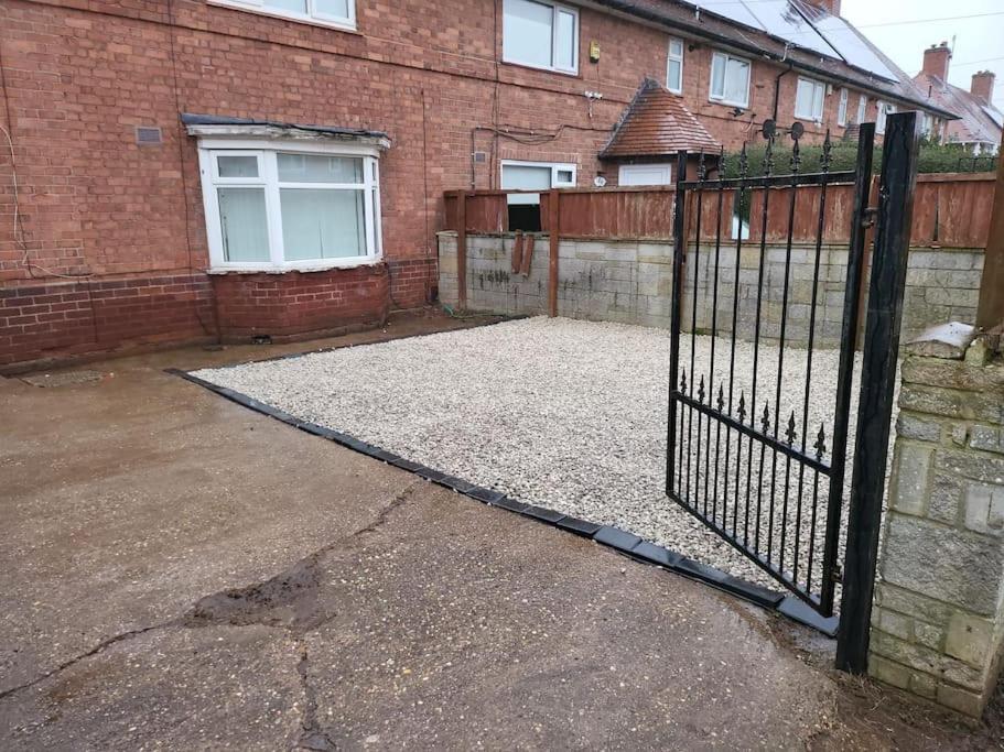 Elegant Entire 3 Bed House With Free Parking *