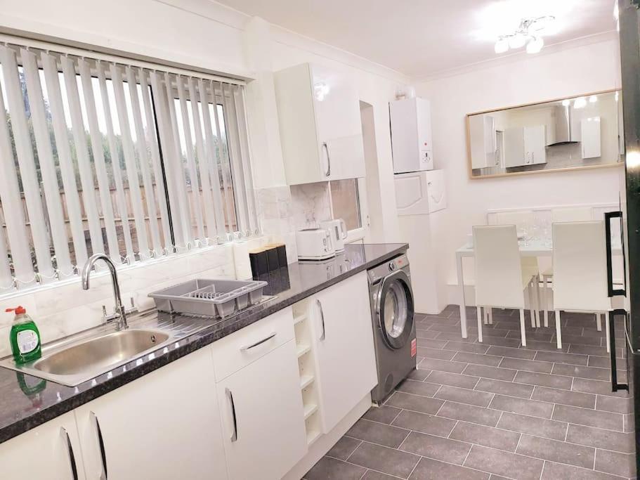 Holiday home Elegant Entire 3 Bed House With Free Parking *