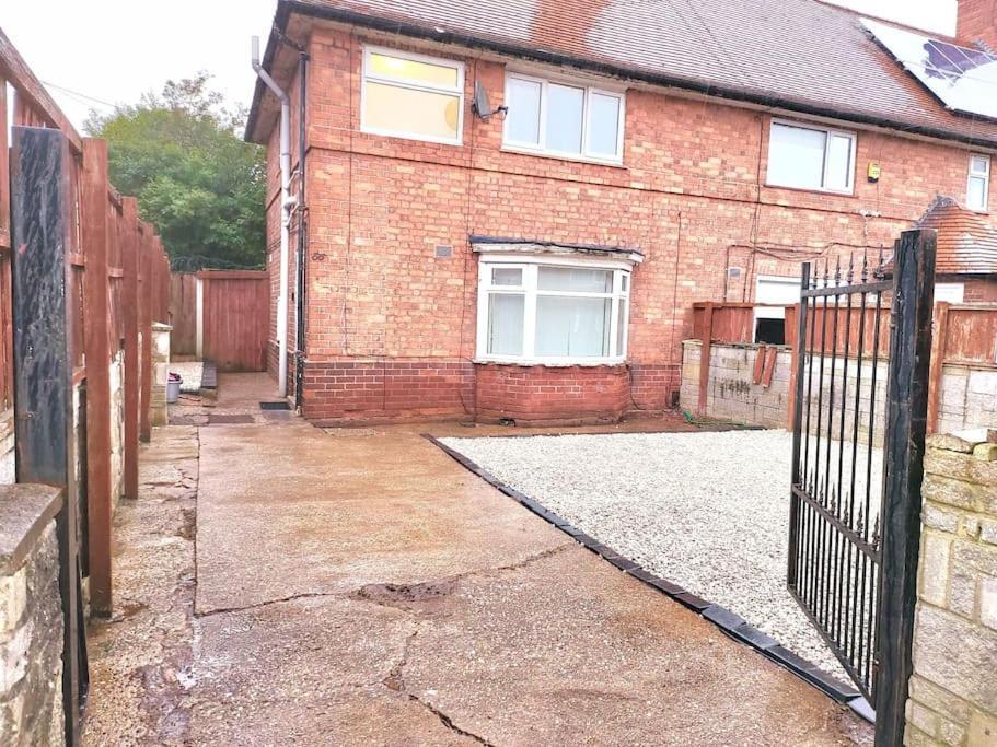 Elegant Entire 3 Bed House With Free Parking *
