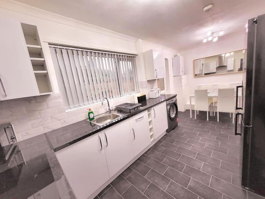 Holiday home Elegant Entire 3 Bed House With Free Parking *