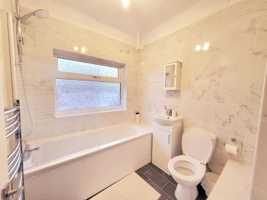 Elegant Entire 3 Bed House With Free Parking Holiday home Nottingham
