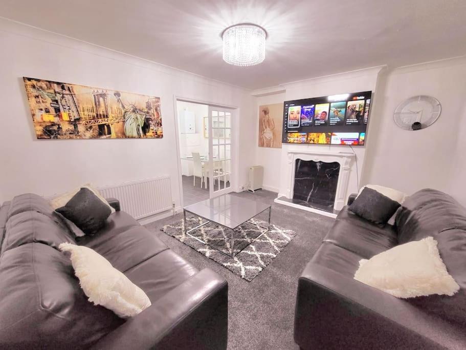 Elegant Entire 3 Bed House With Free Parking *