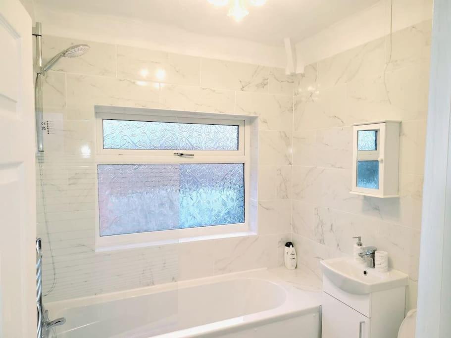 Elegant Entire 3 Bed House With Free Parking Holiday home Nottingham