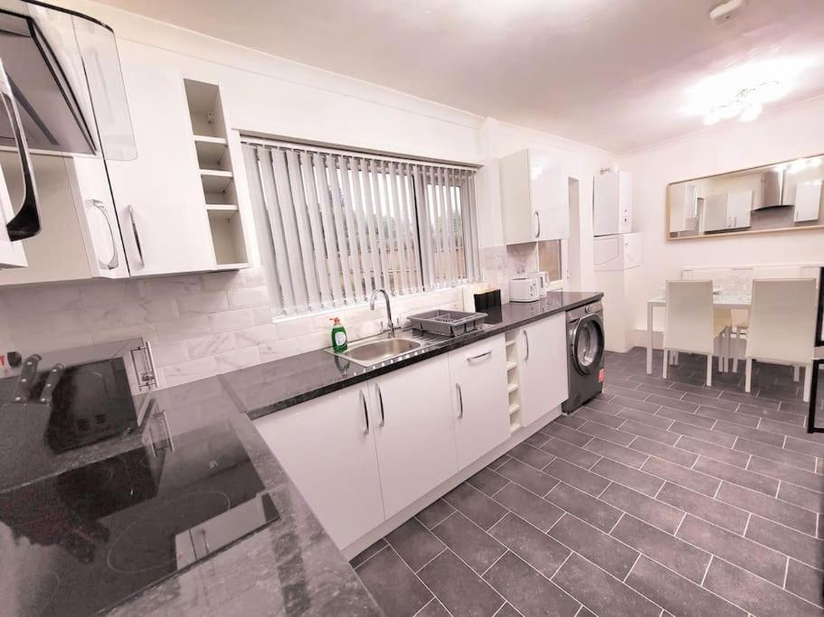Elegant Entire 3 Bed House With Free Parking Holiday home Nottingham