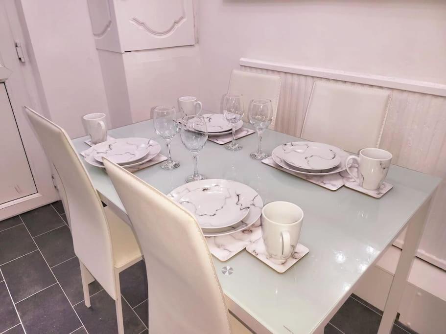 Elegant Entire 3 Bed House With Free Parking *