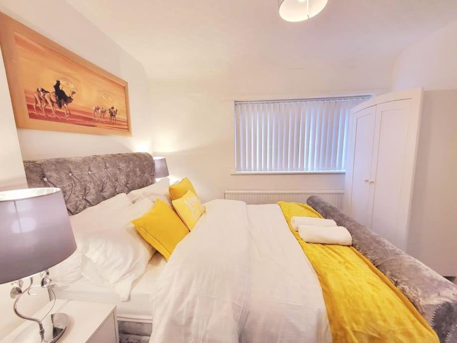 Holiday home Elegant Entire 3 Bed House With Free Parking *