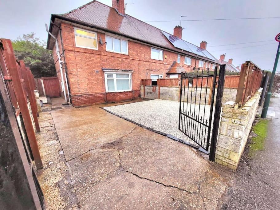 Elegant Entire 3 Bed House With Free Parking *