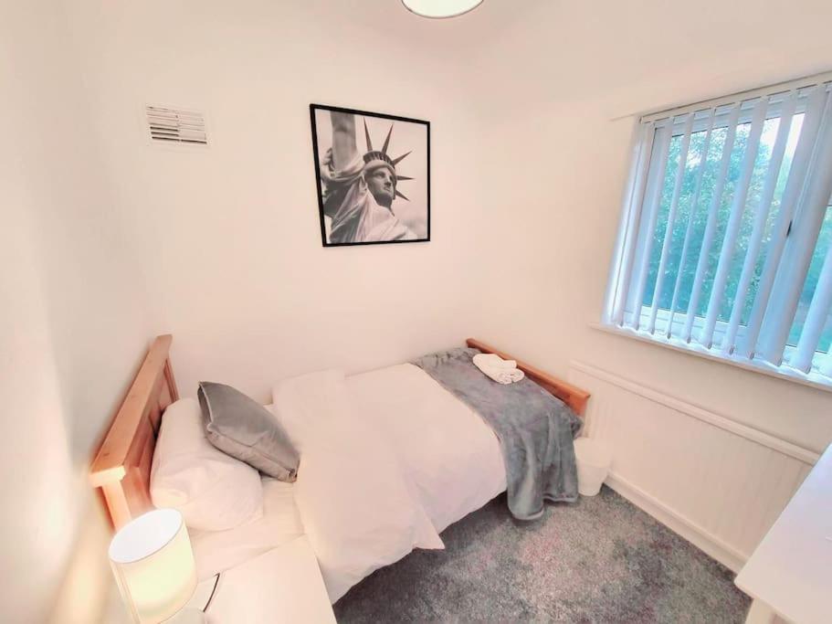 Elegant Entire 3 Bed House With Free Parking