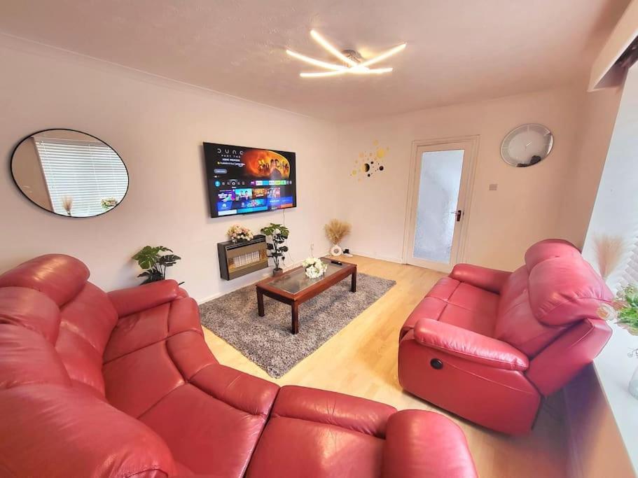 5 Bedroom House And Free Parking Apartment