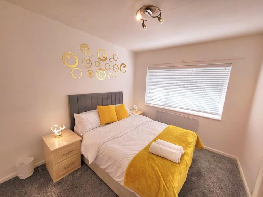 5 Bedroom House And Free Parking Apartment