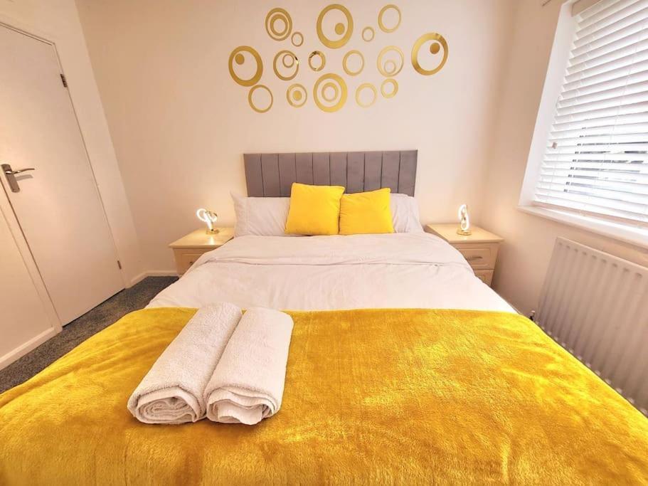 5 Bedroom House And Free Parking Apartment