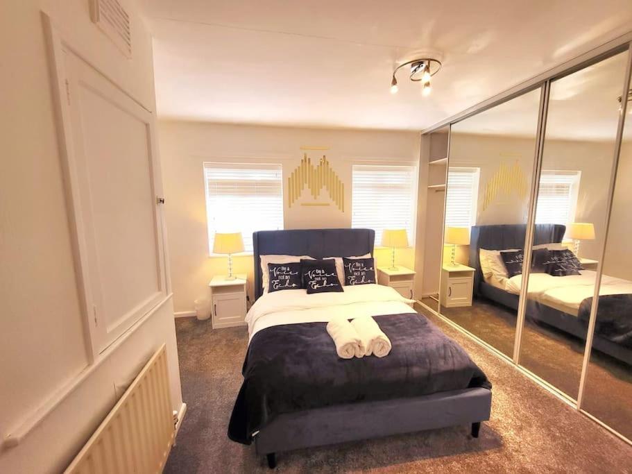 5 Bedroom House And Free Parking Apartment Nottingham