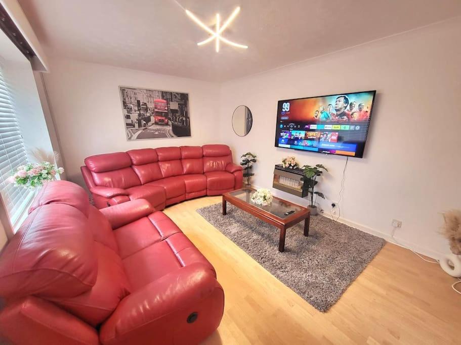 5 Bedroom House And Free Parking