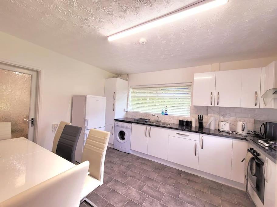 5 Bedroom House And Free Parking Apartment Nottingham