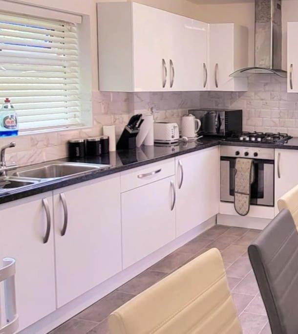 5 Bedroom House And Free Parking * Nottingham