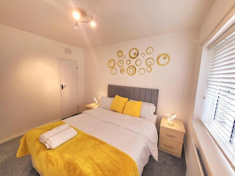 5 Bedroom House And Free Parking